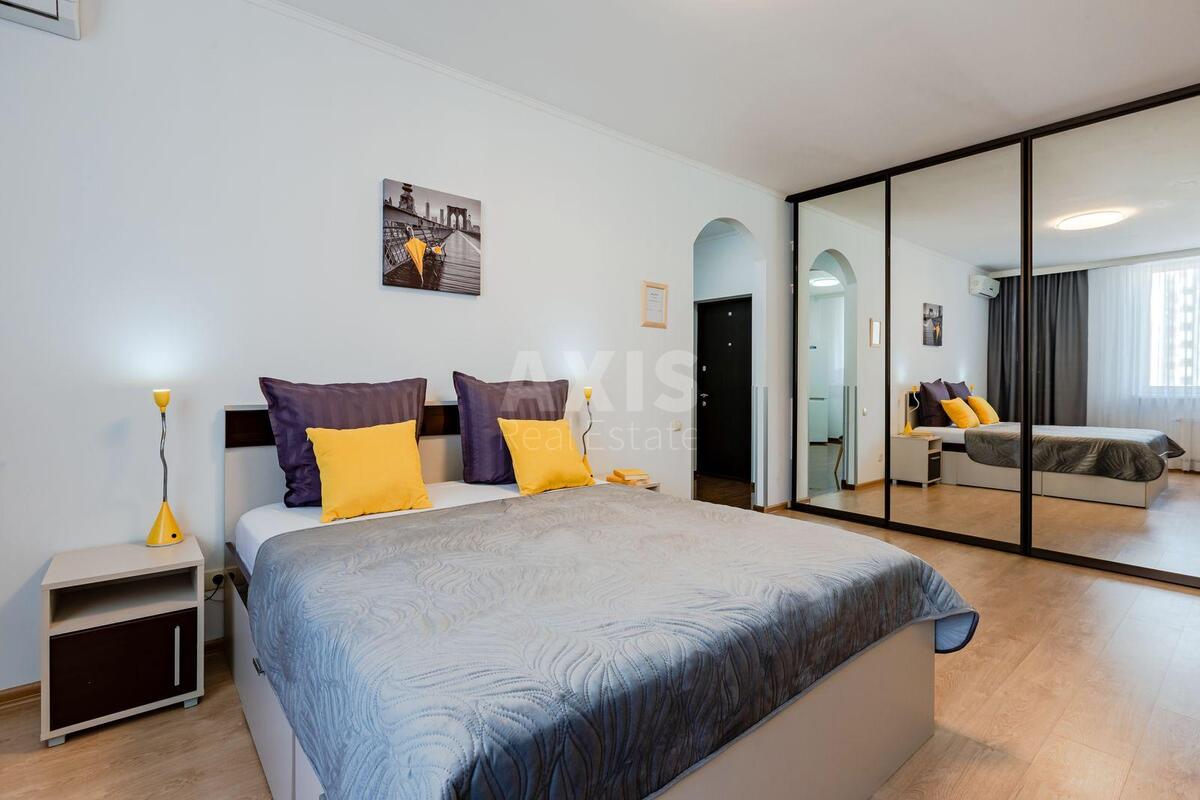 1k apartment vul. Ahmatovoi' Anny 304