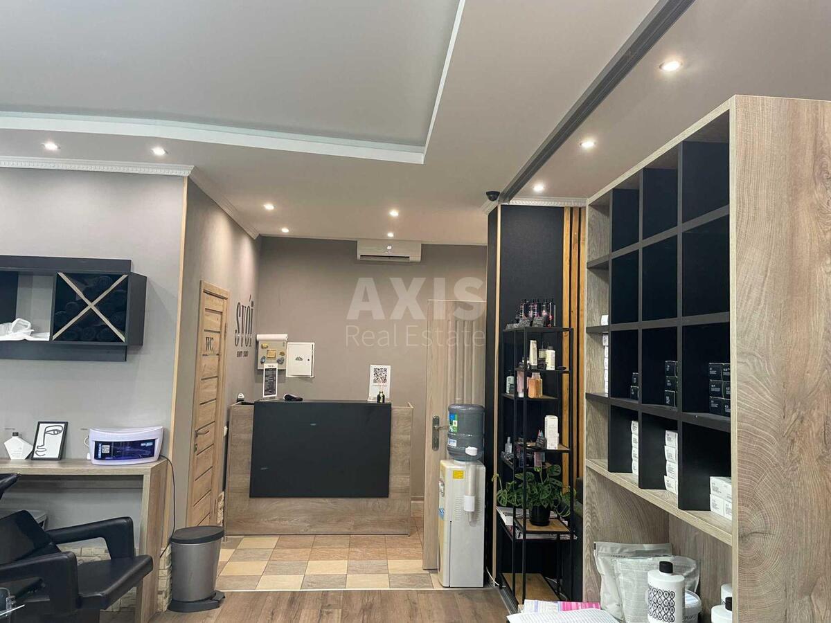 Trade object vul. Ahmatovoi' Anny 32/18, 70m23