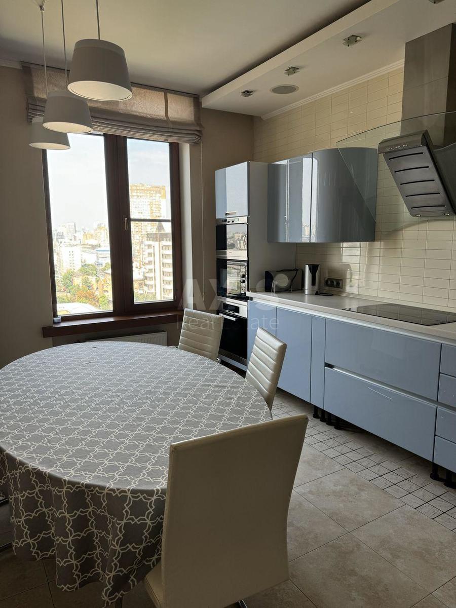 4k apartment vul. Zhyljans'ka 590