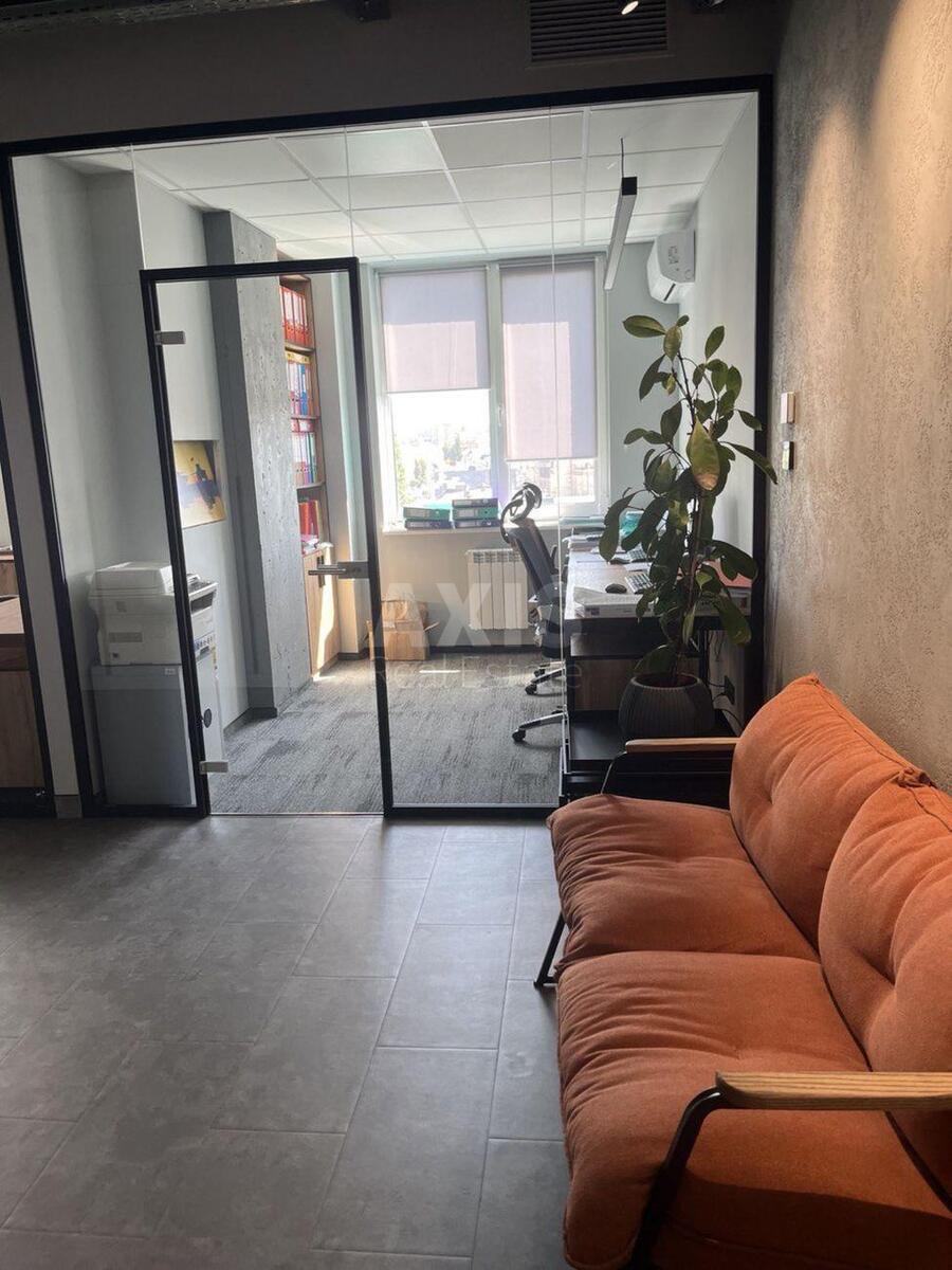 Office vul. Kostjantynivs'ka 75, 114m26