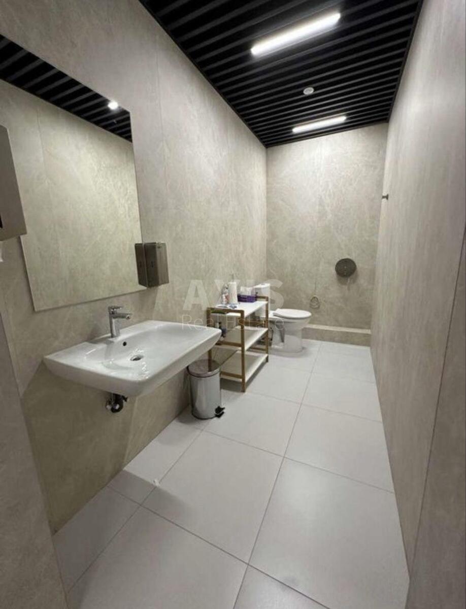 Office vul. Jevgena Konoval'cja 34, 210m27