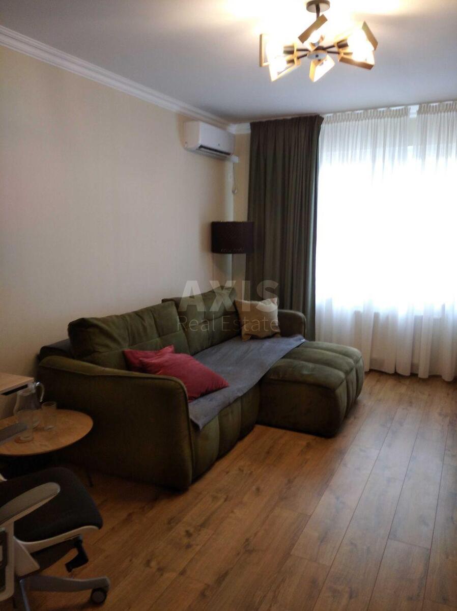2k apartment vul. Myhajla Maksymovycha 31