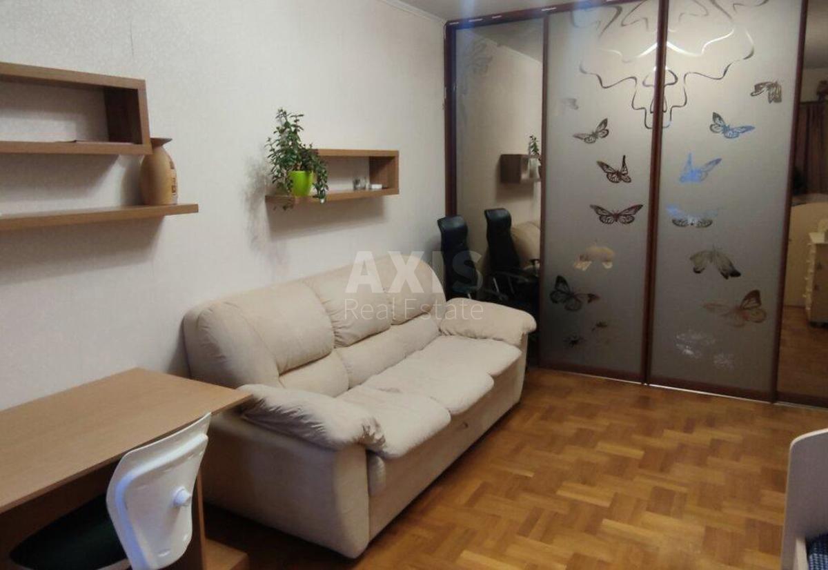 1k apartment vul. Myloslavs'ka 4
