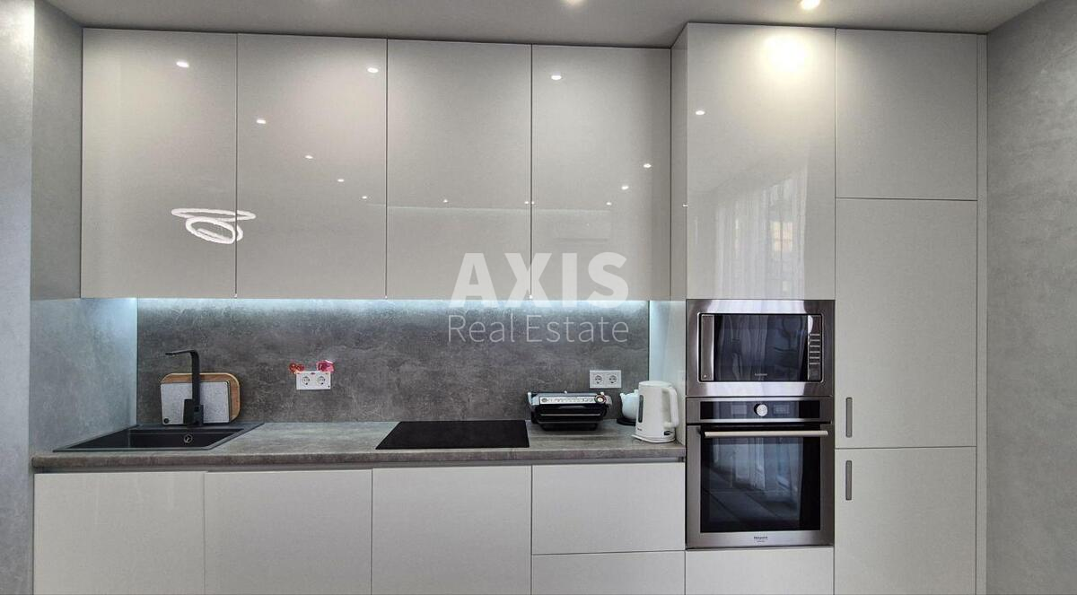 3k apartment vul. Ahmatovoi' Anny 13Г