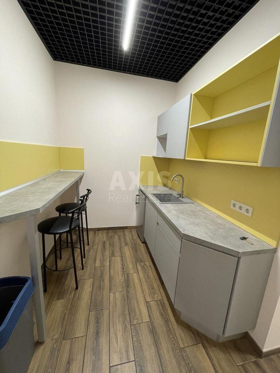 Office vul. Jevgena Konoval'cja 36Е, 120m2576885