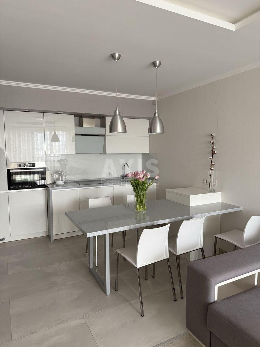 2k apartment vul. Desjatynna 1/3