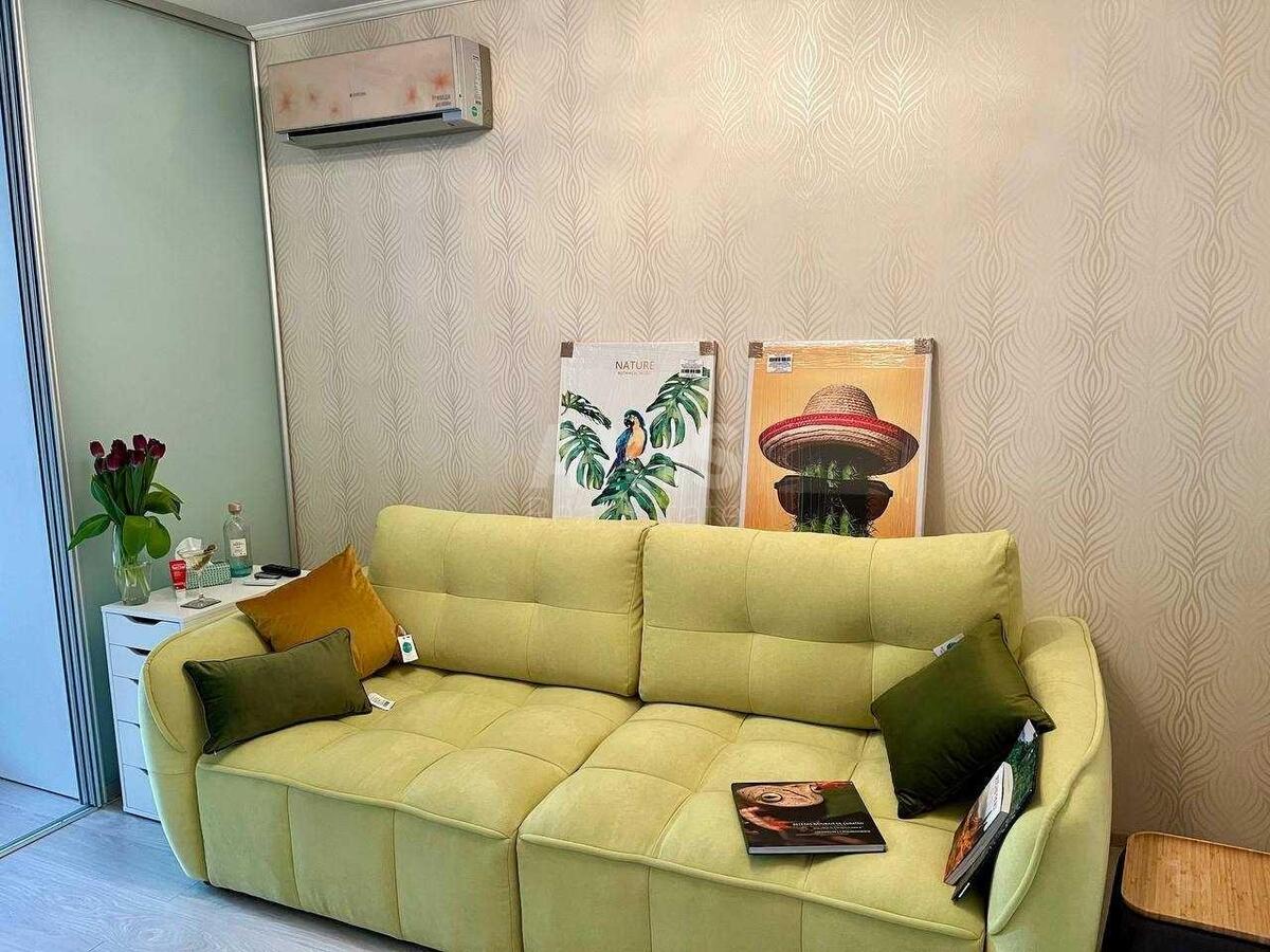 1k apartment vul. Ahmatovoi' Anny 228