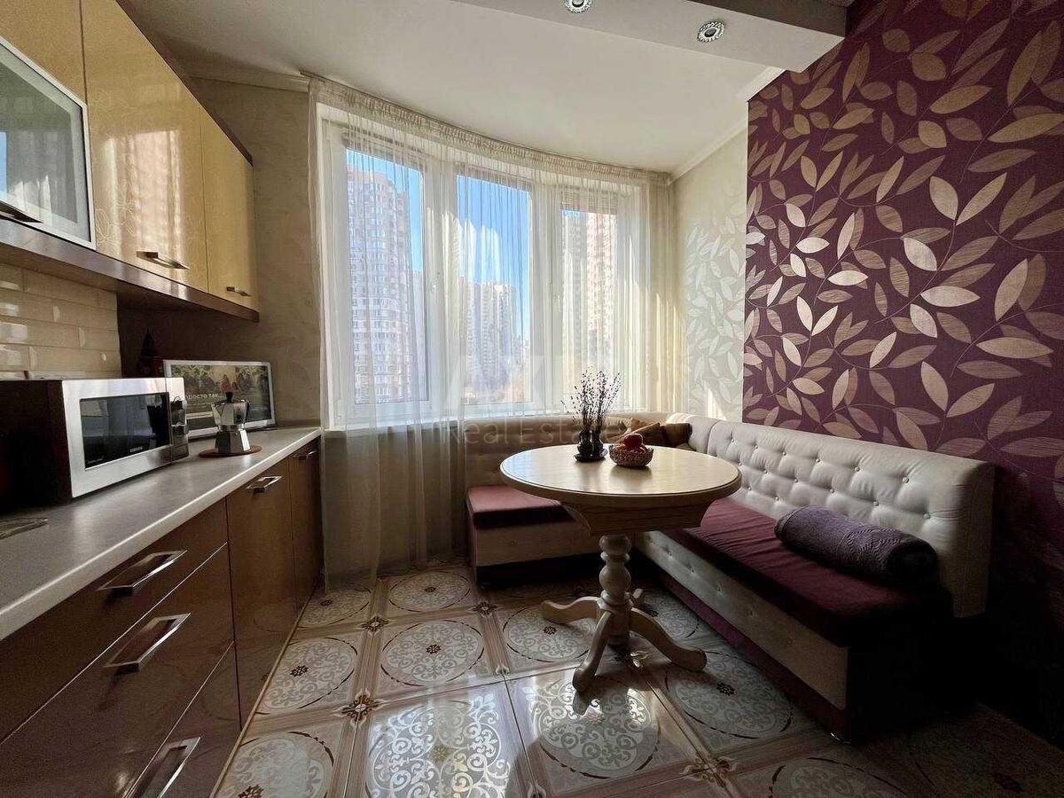 1k apartment vul. Ahmatovoi' Anny 229