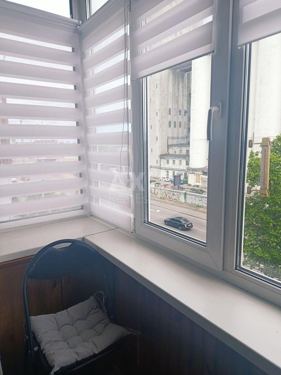 1k apartment vul. Naberezhno-Hreshhatyc'ka 356