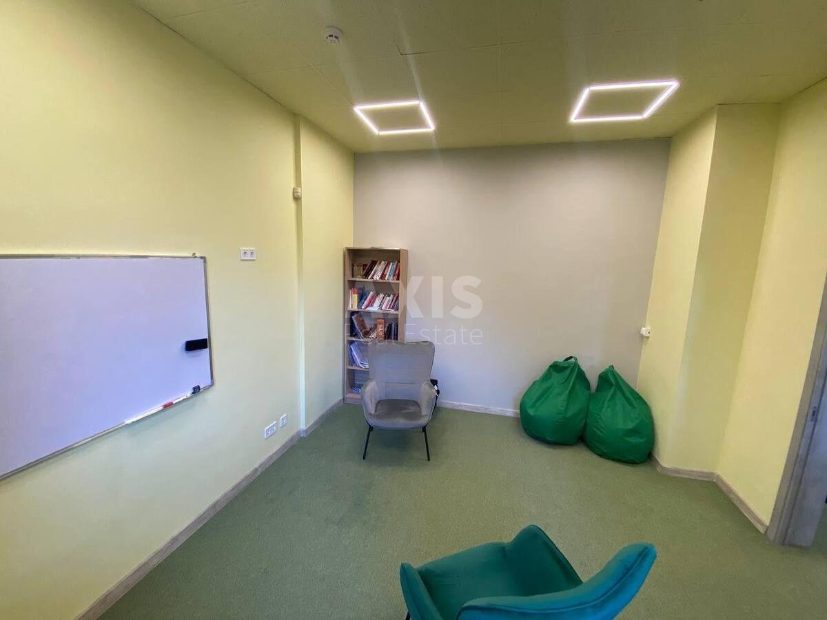 Trade object vul. Urlivs'ka 16/37, 72m20