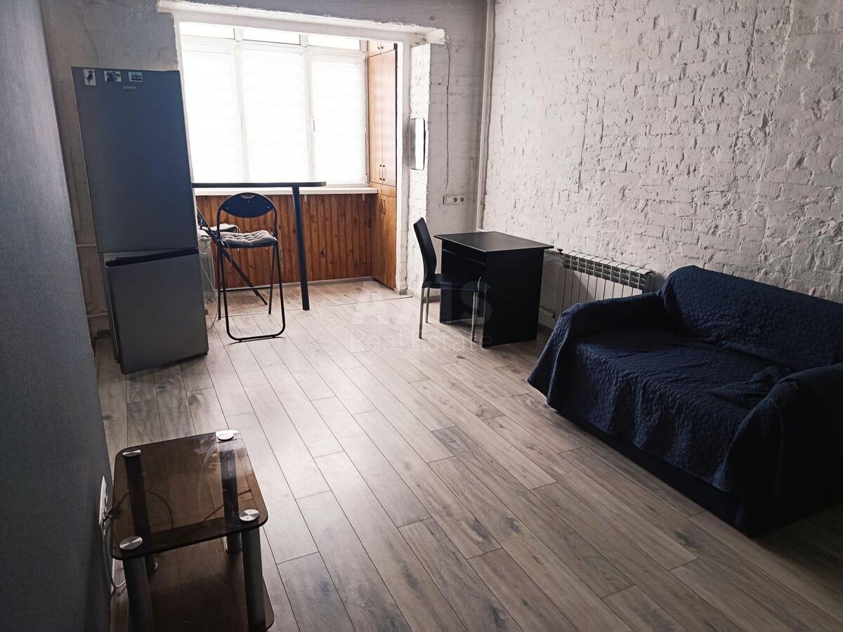 1k apartment vul. Naberezhno-Hreshhatyc'ka 351