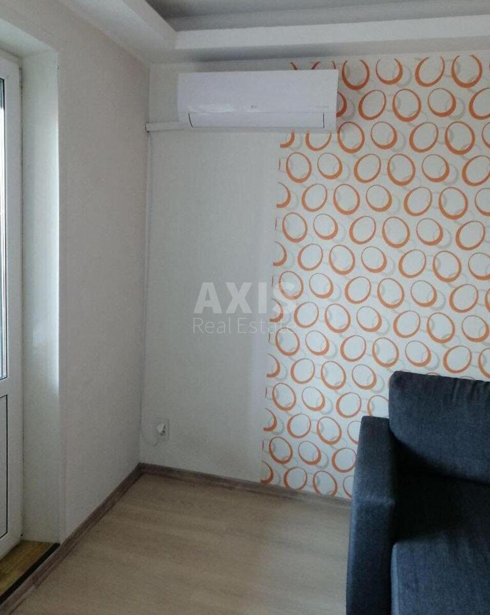 2k apartment vul. Sribnokil's'ka 810