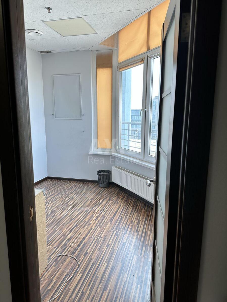 Office nab. Dniprovs'ka 26Г, 114m23