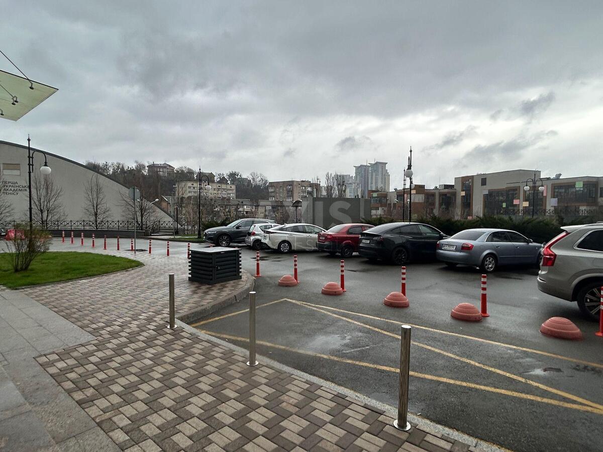 Service object vul. Dragomyrova Myhajla 7, 84m2567072