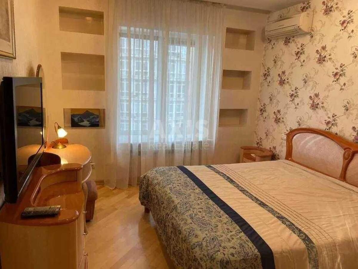 2k apartment vul. Volodymyrs'ka 19