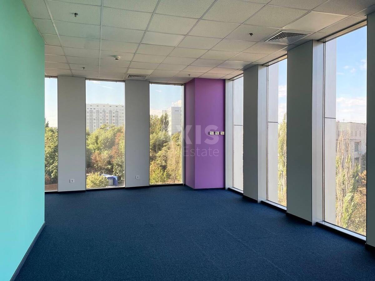 Office vul. Amosova Mykoly 12, 390m22