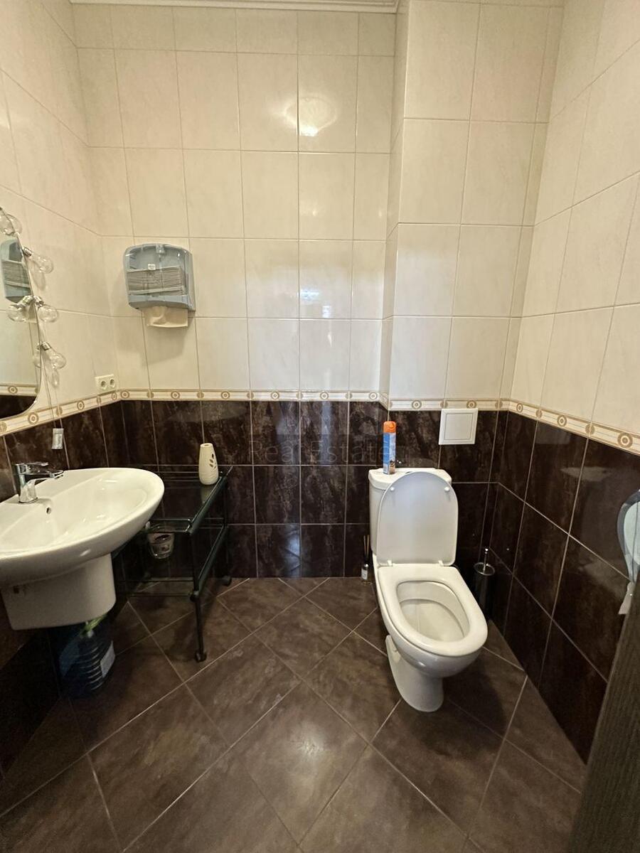 Office vul. Jevgena Konoval'cja 36В, 200m29