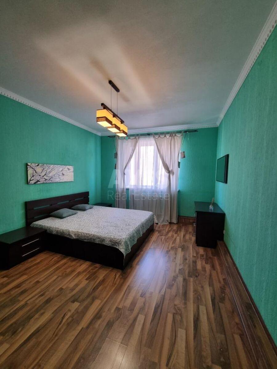 3k apartment vul. Ahmatovoi' Anny 13611803