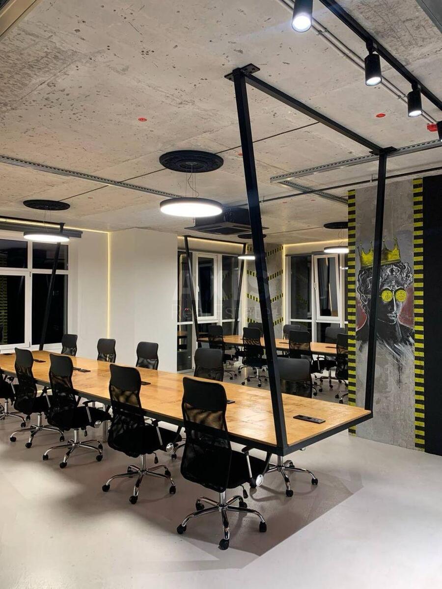 Office vul. Dragomyrova Myhajla 15, 122m2575954