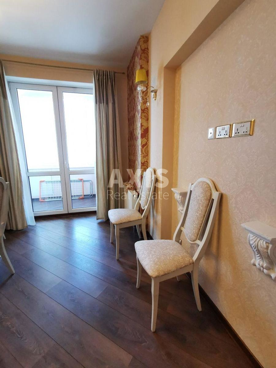 1k apartment nab. Dniprovs'ka 110