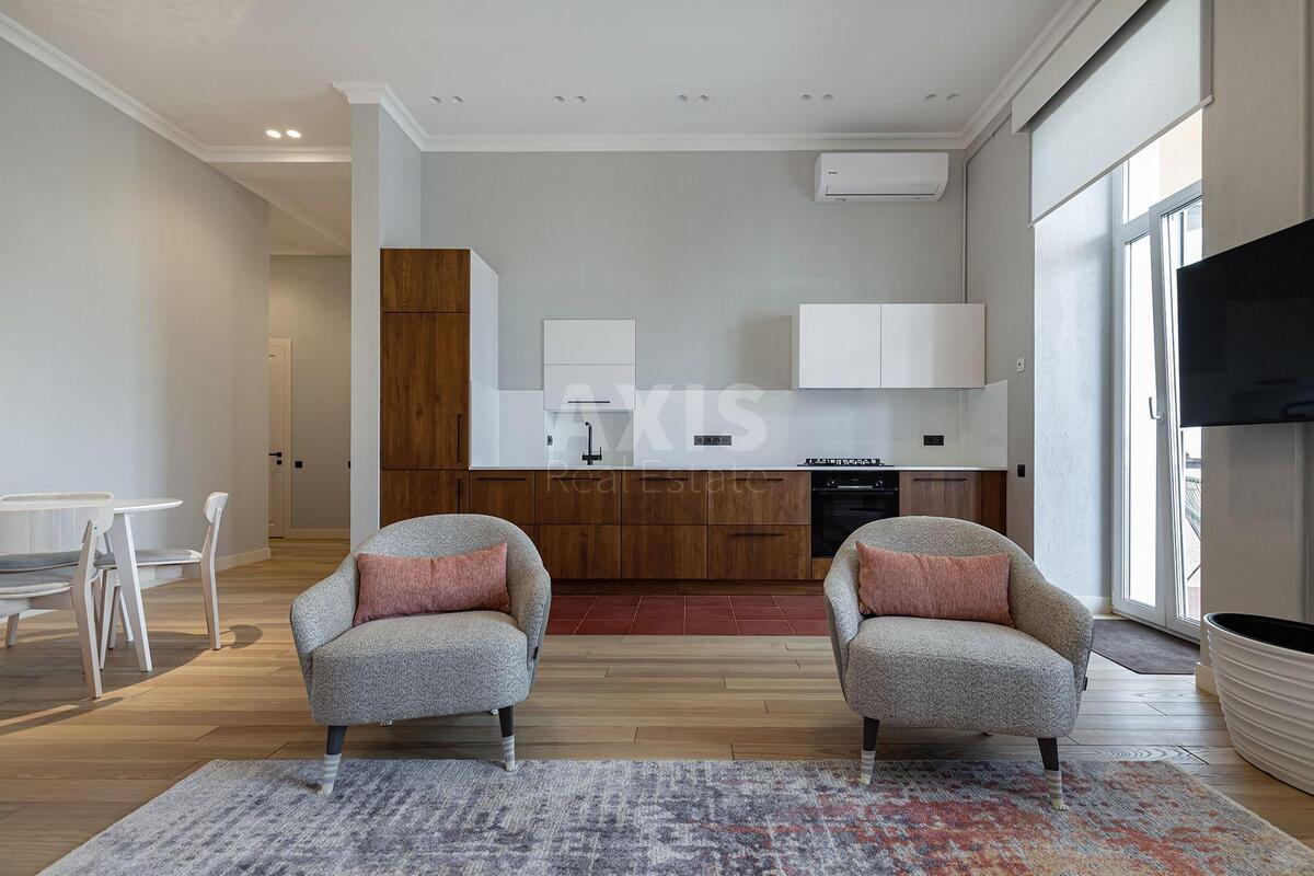 4k apartment vul. Volodymyrs'ka 812