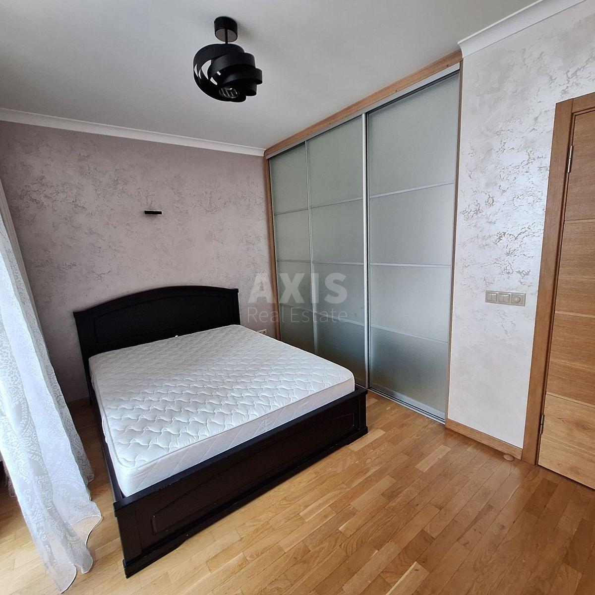 3k apartment vul. Urlivs'ka 11/44