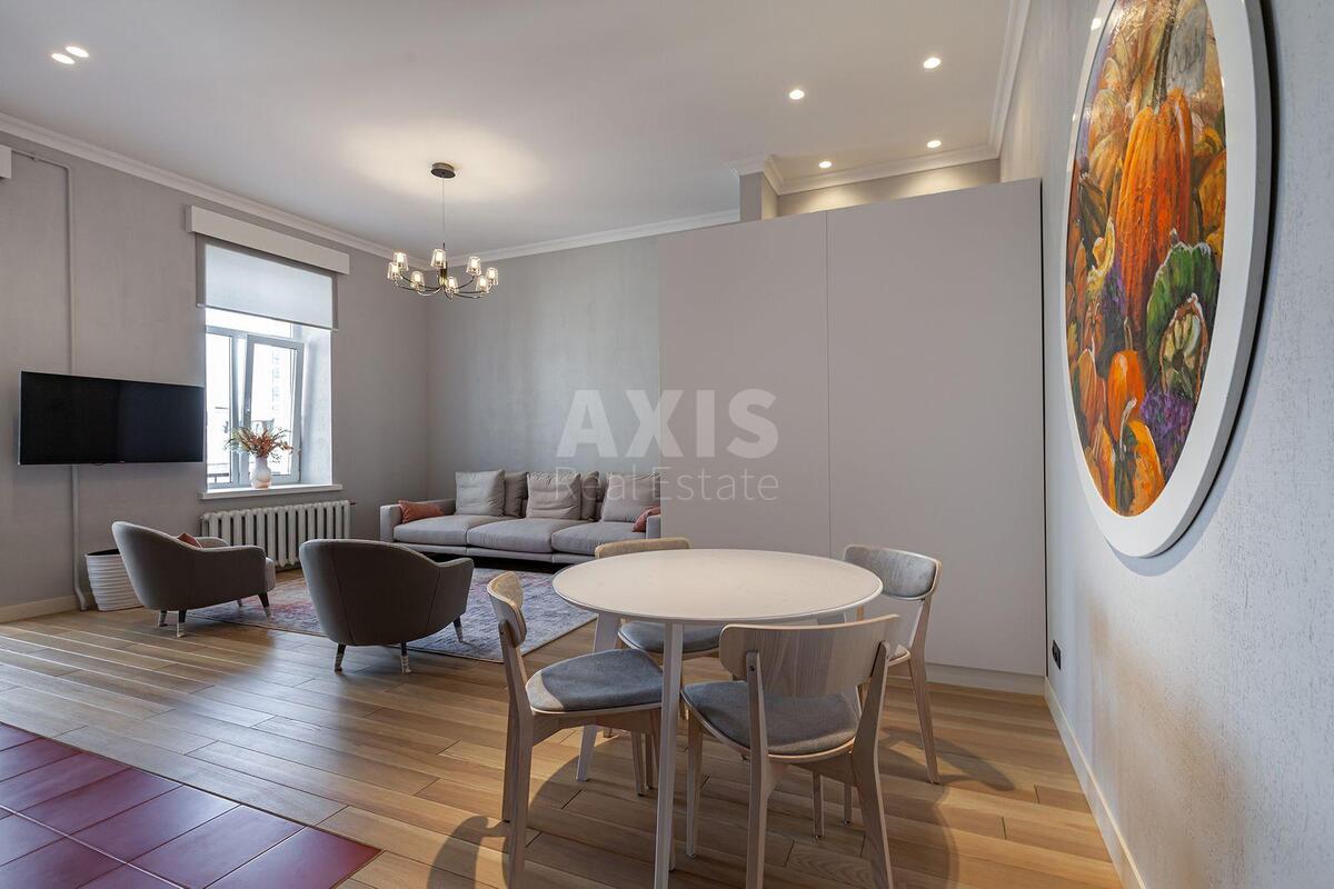 4k apartment vul. Volodymyrs'ka 817