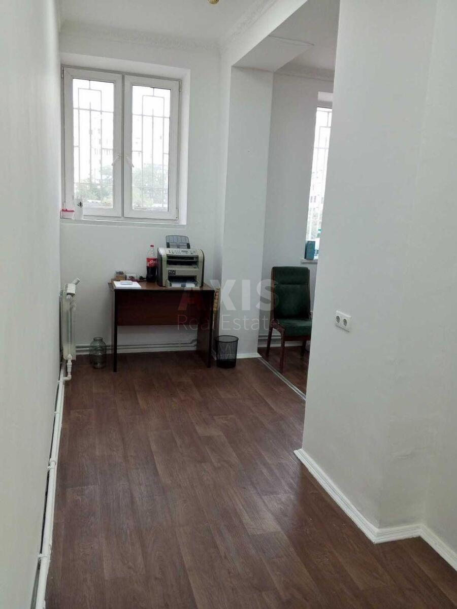 Trade object vul. Ahmatovoi' Anny 14А, 114m26171310