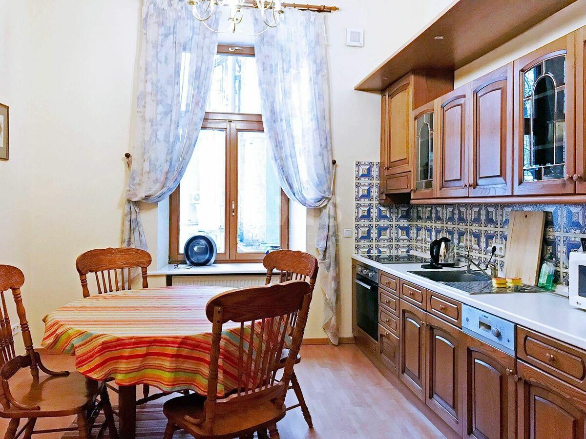 2k apartment vul. Desjatynna 1/3