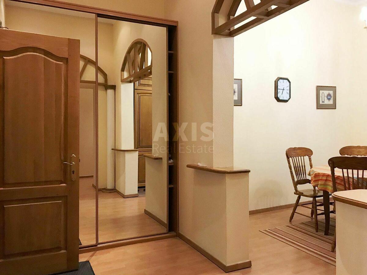 2k apartment vul. Desjatynna 1/30