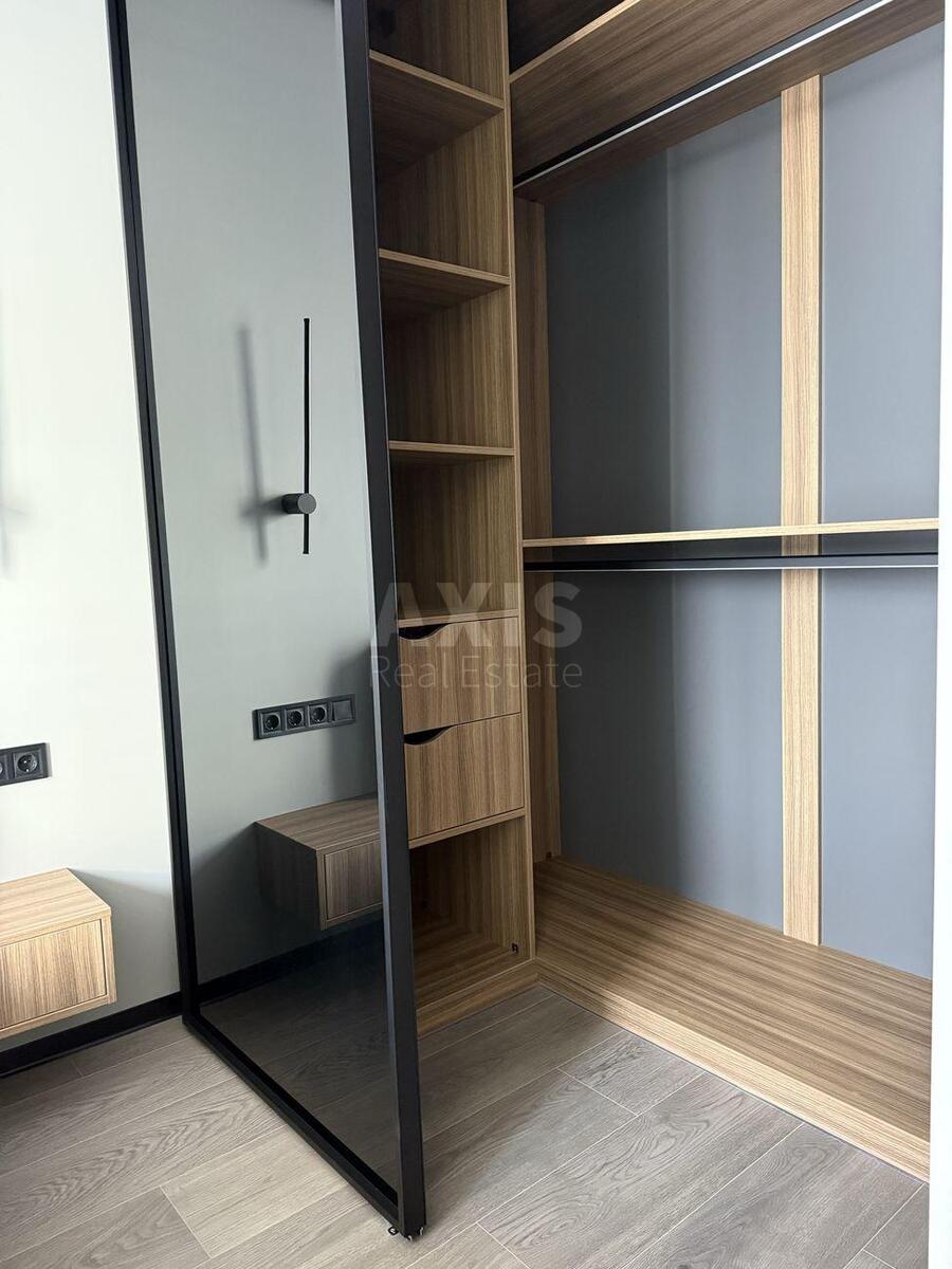 1k apartment nab. Dniprovs'ka 15Е5