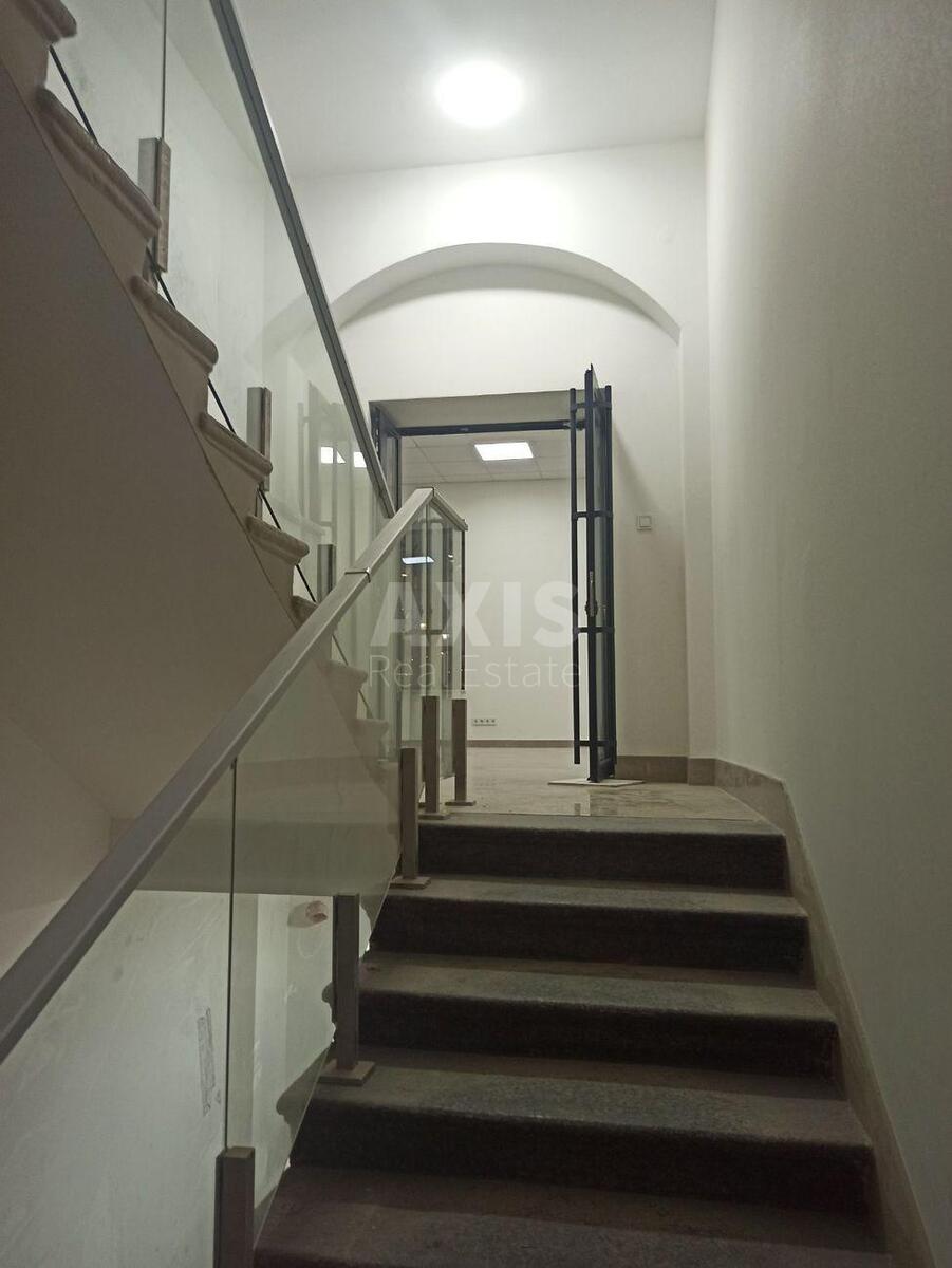 Office vul. Zhyljans'ka 19, 800m27