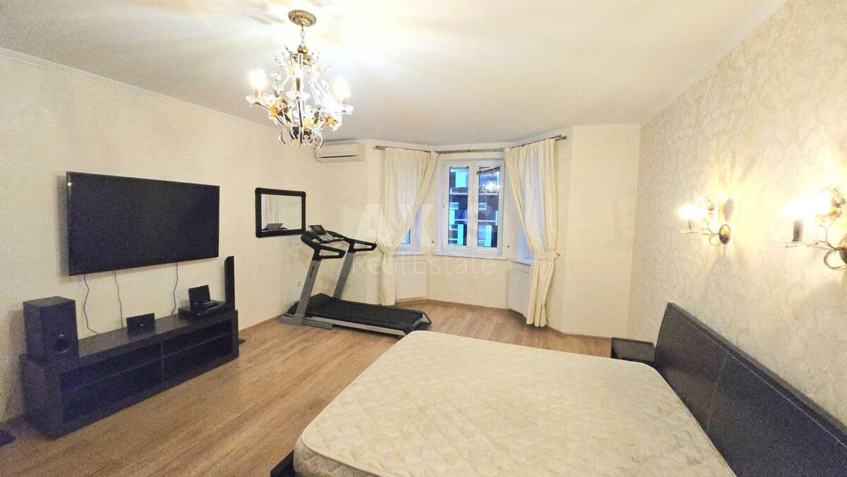 4k apartment vul. Pochajnyns'ka 25/49640215