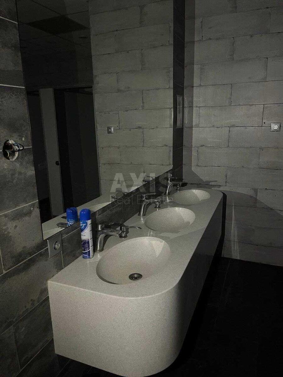 Office vul. Pochajnyns'ka 38, 1630m2588109