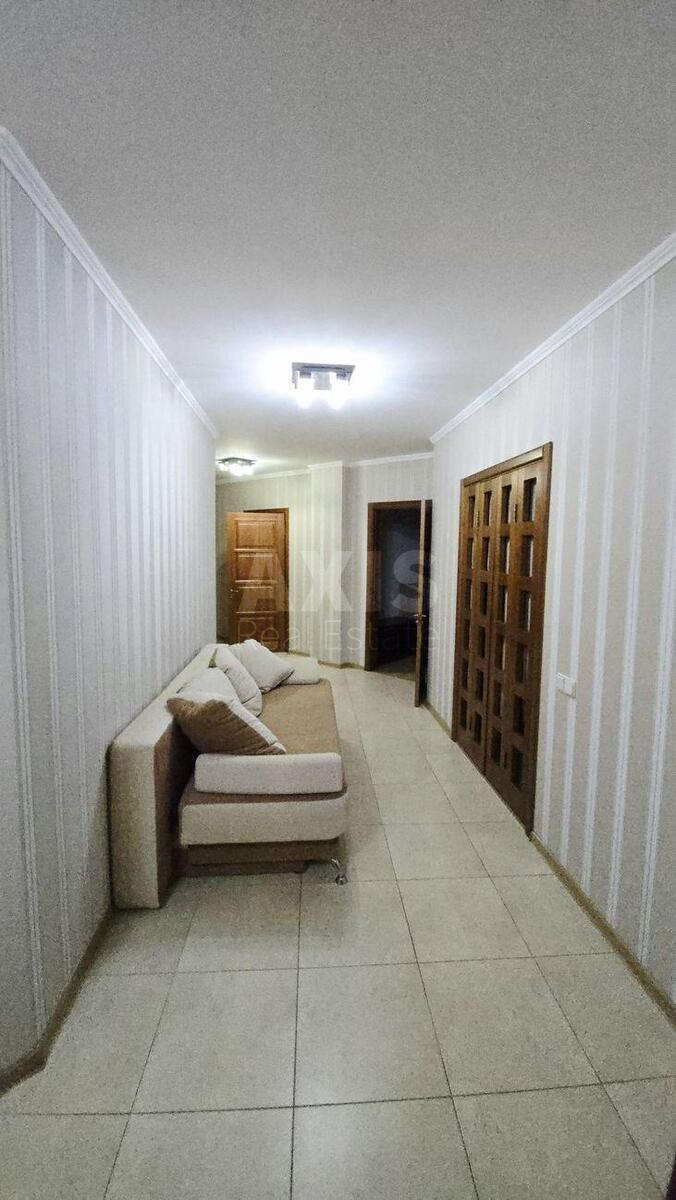 4k apartment vul. Pochajnyns'ka 25/49640216