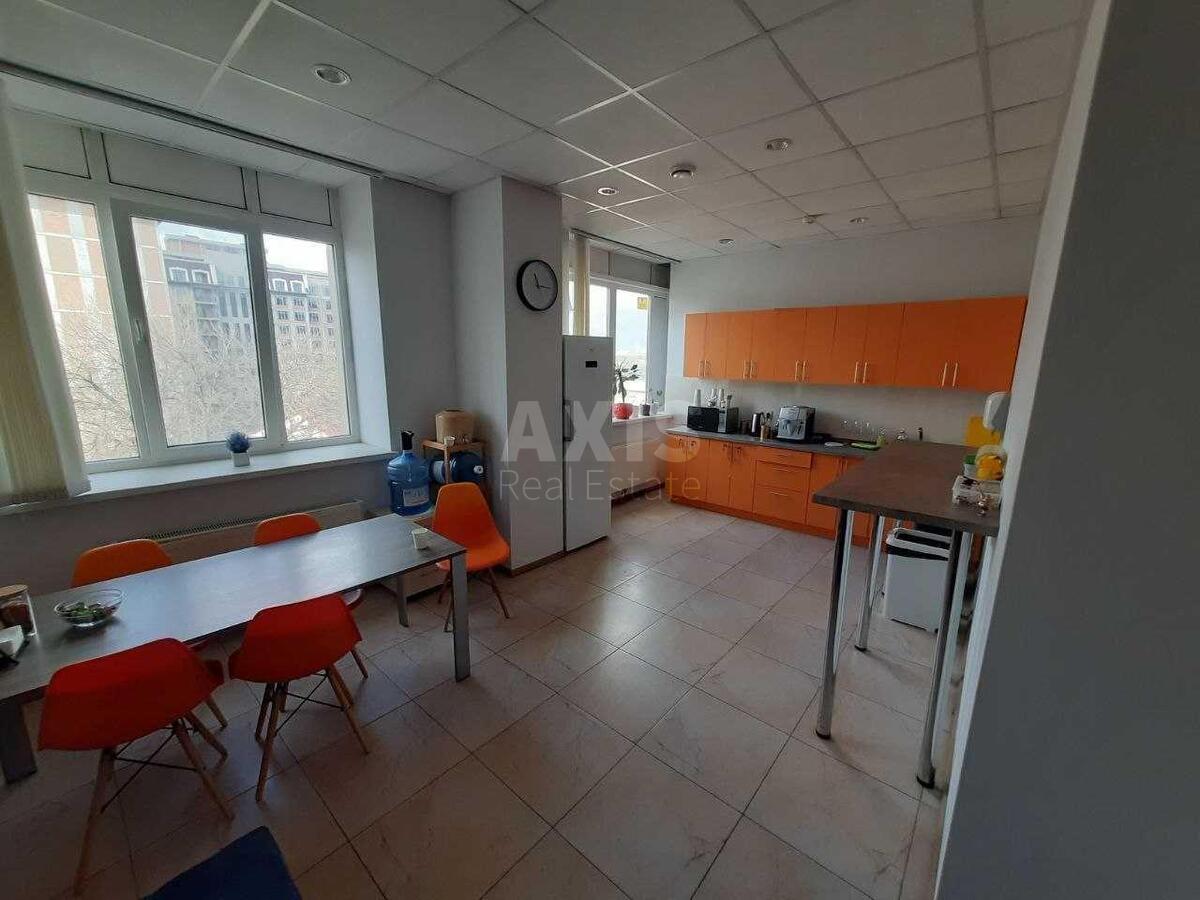 Office vul. Jaroslavs'ka 56А, 190m2521196