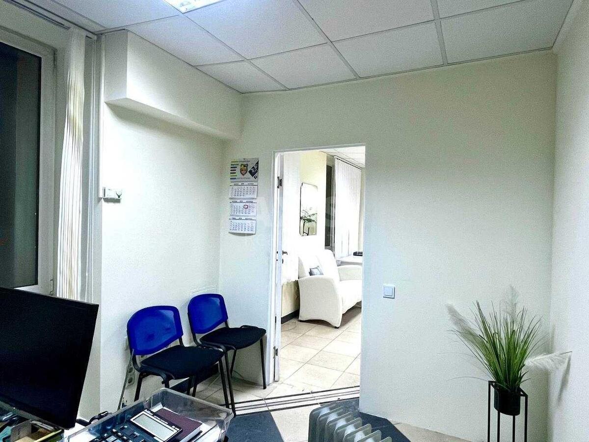 Office bul. Druzhby Narodiv 38, 103m26