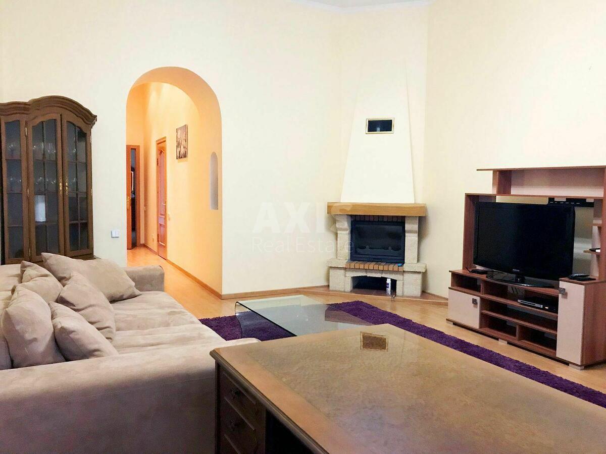 2k apartment vul. Desjatynna 1/31