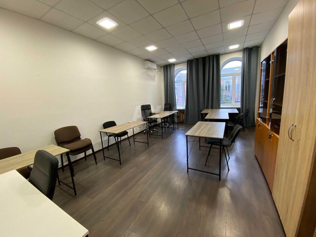 Office vul. Volodymyrs'ka 11, 29m260157