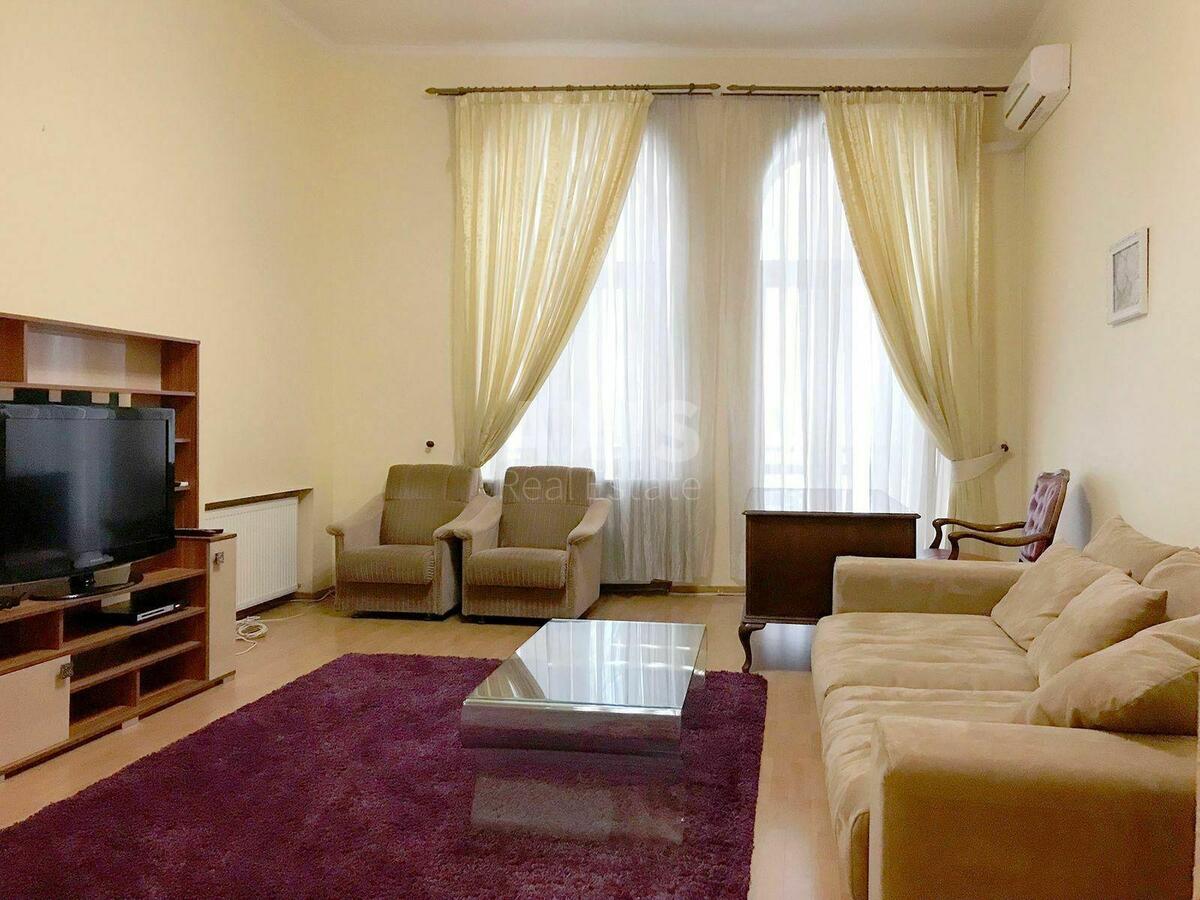 2k apartment vul. Desjatynna 1/32