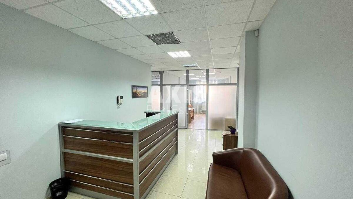 Office vul. Jevgena Konoval'cja 32, 180m2567494