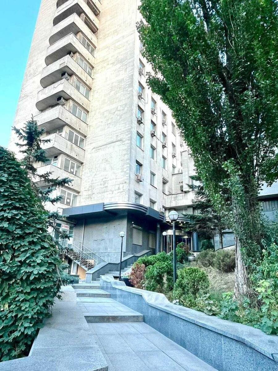 Office bul. Druzhby Narodiv 38, 114m21