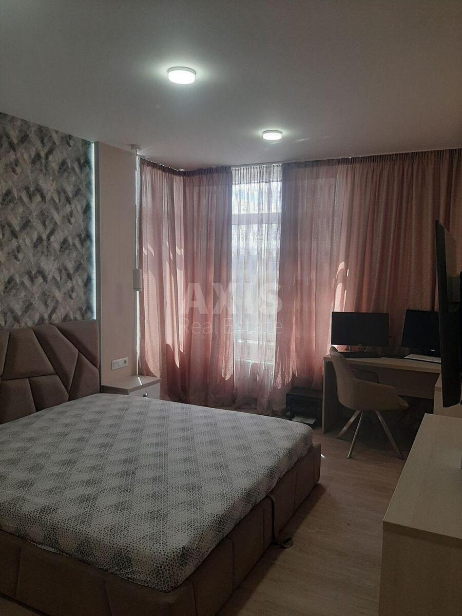 4k apartment vul. Sverstjuka Jevgena 41