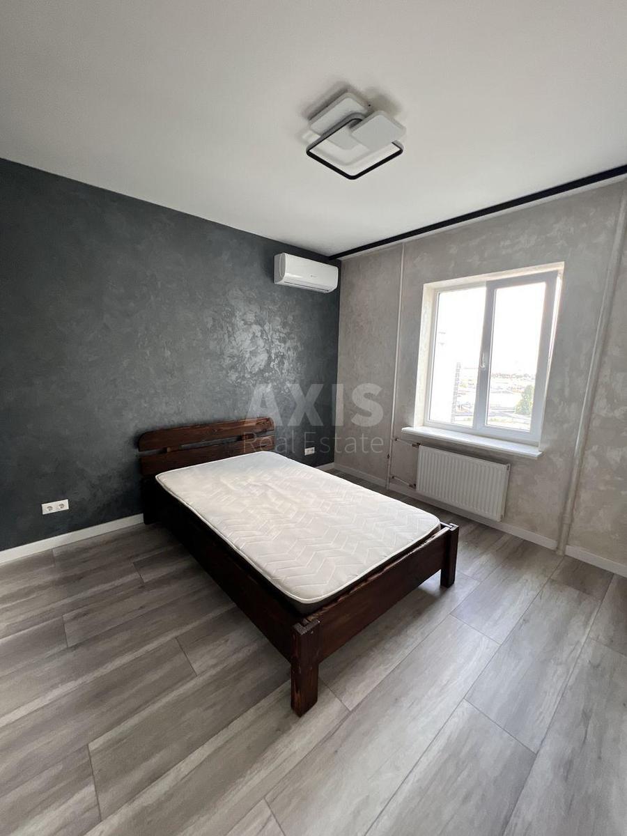 3k apartment vul. Sribnokil's'ka 45