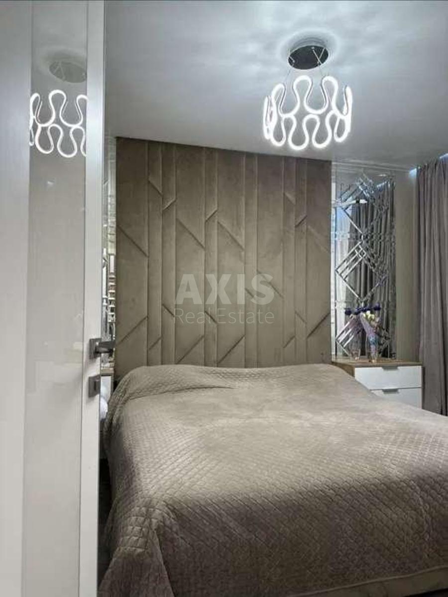 3k apartment vul. Ahmatovoi' Anny 434