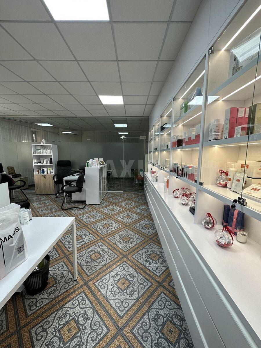 Office vul. Jevgena Konoval'cja 36В, 200m22