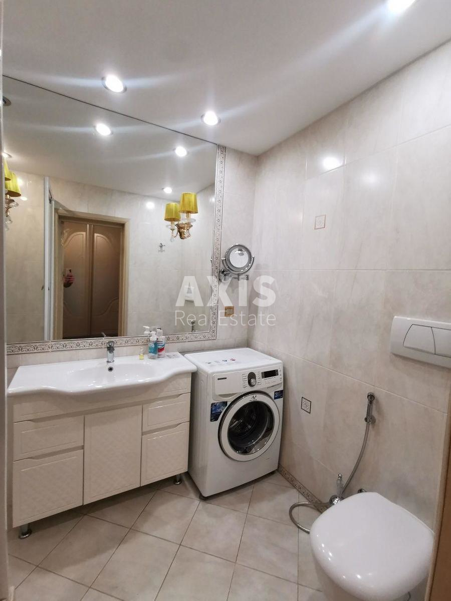 1k apartment nab. Dniprovs'ka 12