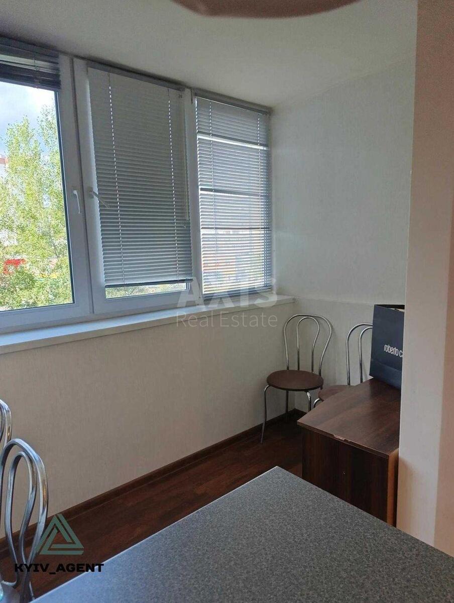 3k apartment vul. Ahmatovoi' Anny 156274114