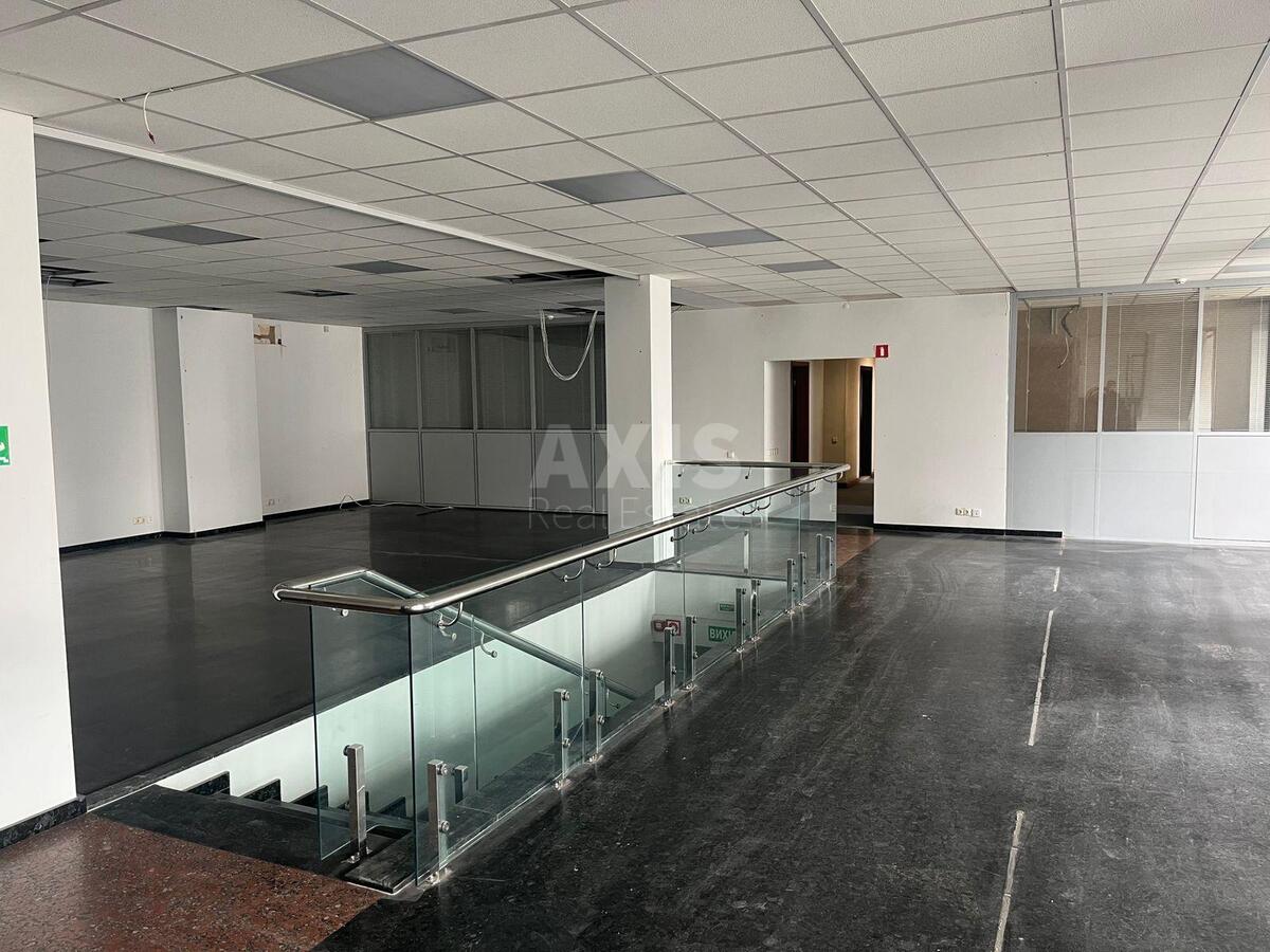 Office vul. Pochajnyns'ka 38, 1638m20