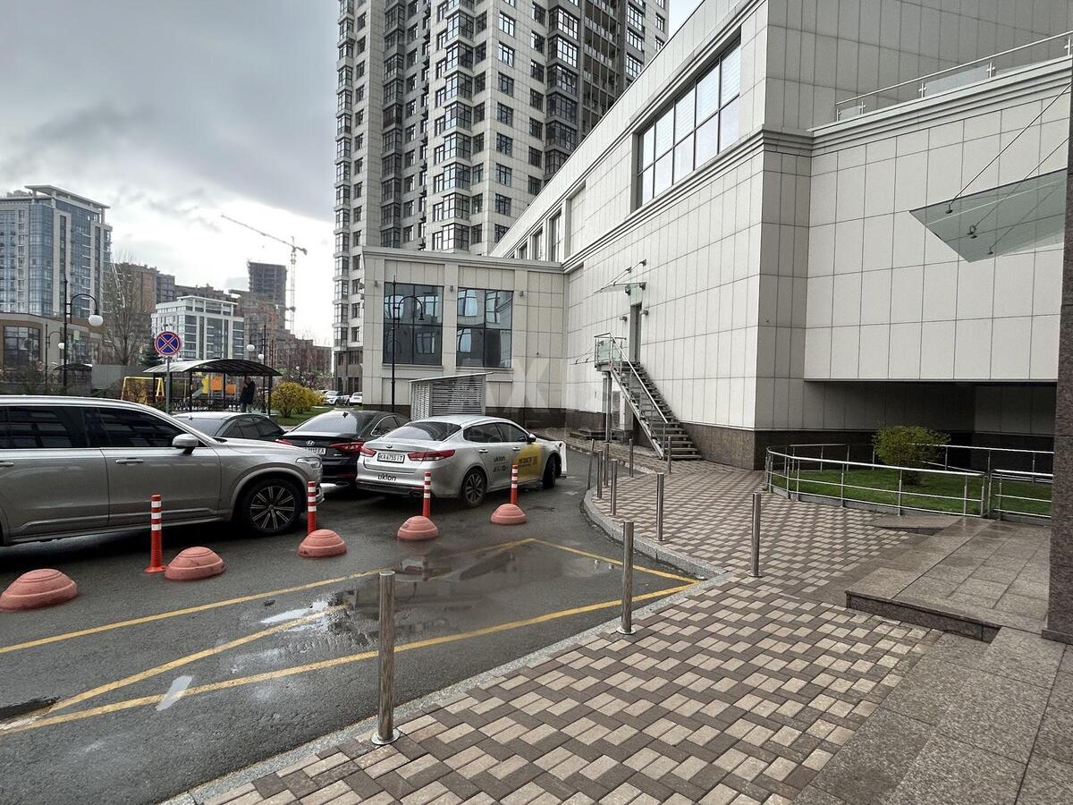 Service object vul. Dragomyrova Myhajla 7, 91m2567063